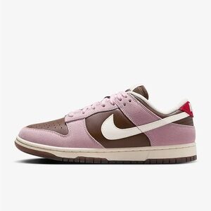 NIKE DUNK LOW Men’s Size 10
Cacao Wow/Pink Foam/University Red/Pale Ivory